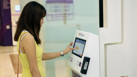 Miraway-technology-Ecounter-Kiosk-tu-phuc-vu-khach-hang-su-dung-kiosk-giao-dich-booking