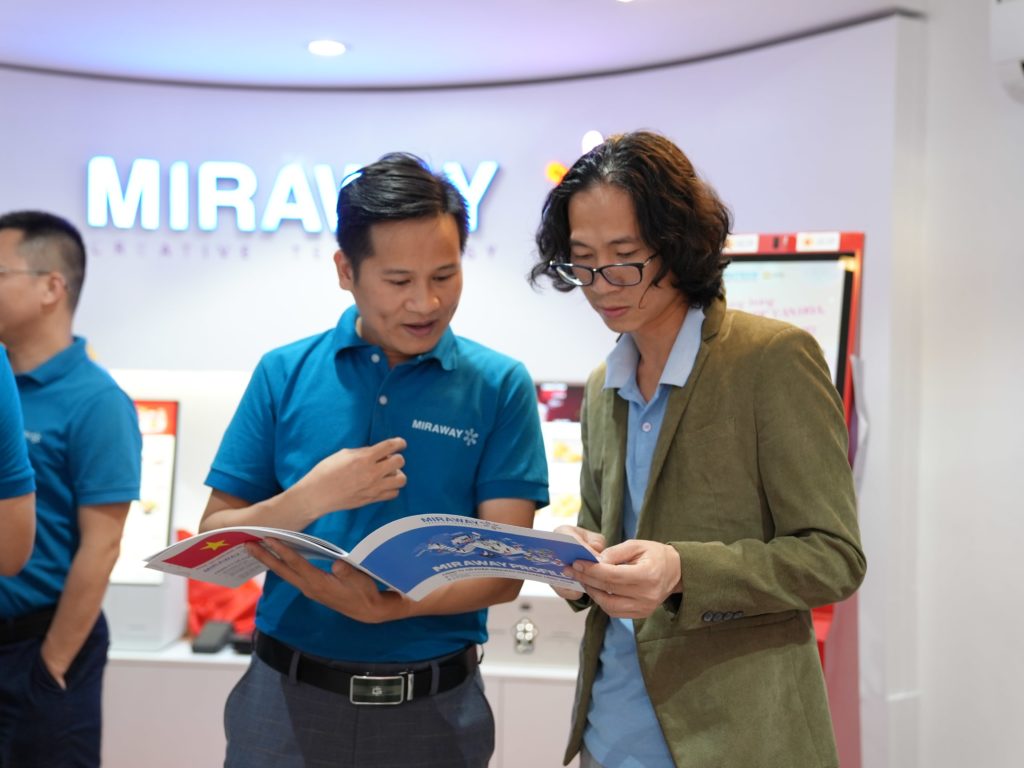 CTO Miraway Nguyễn Tiến Đạt trao đổi cùng ông Nguyễn Bình Nam - Founder/CEO Opla CRM tại Miraway chi nhánh miền nam