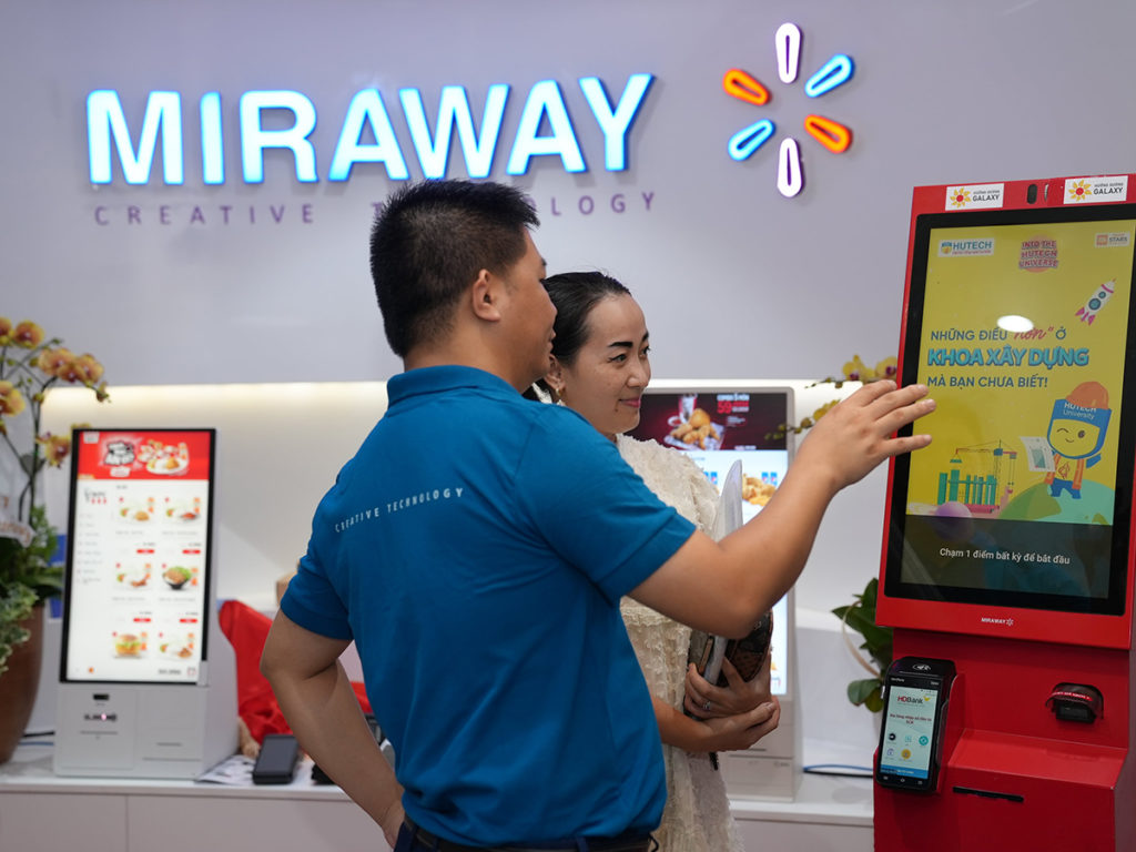 Khách hàng trải nghiệm sản phẩm công nghệ tại Miraway chi nhánh miền nam